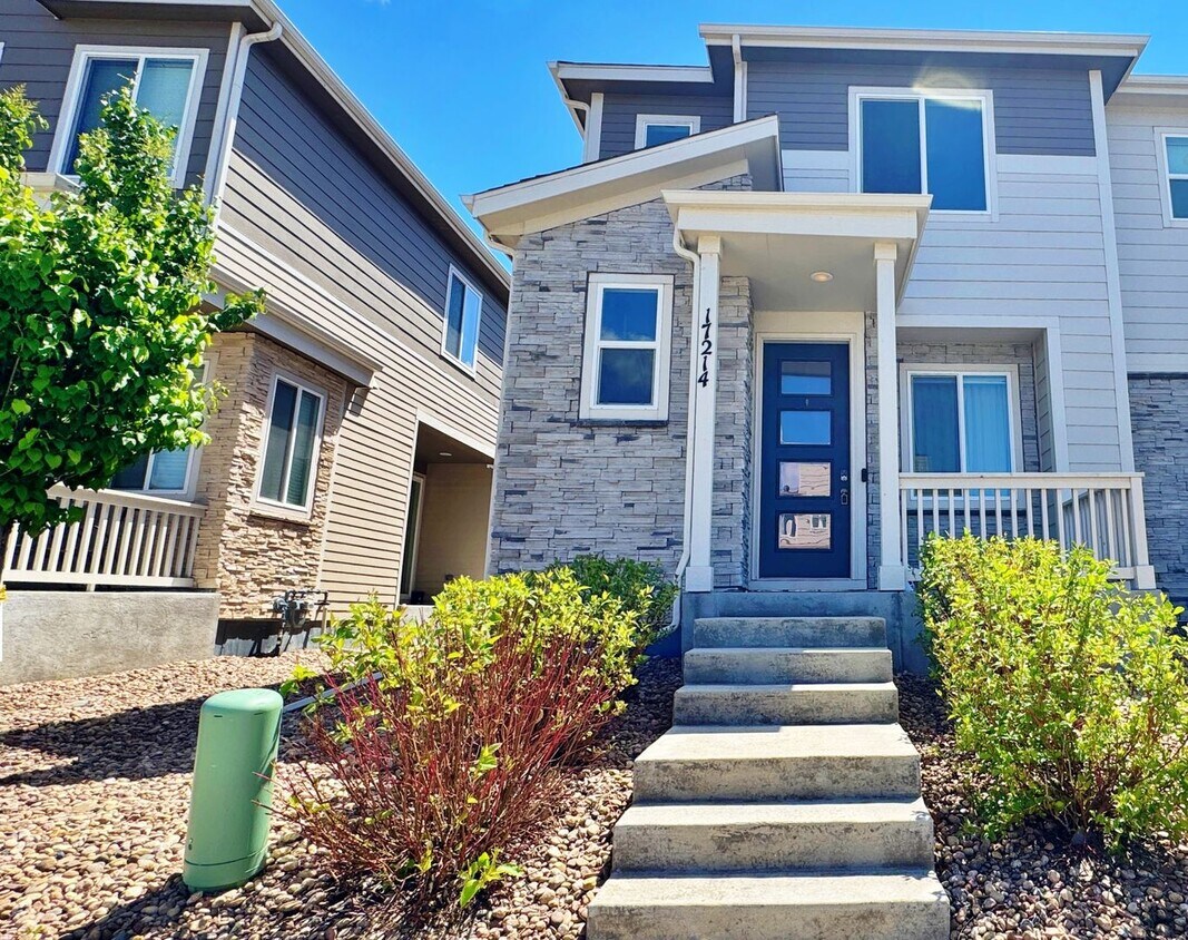 Primary Photo - Fantastic Parkway Point 3 Bed 3 Bath 2 Car...
