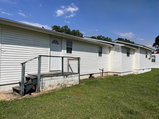 Building Photo - 3BR/2BA Available NOW- Napier Field