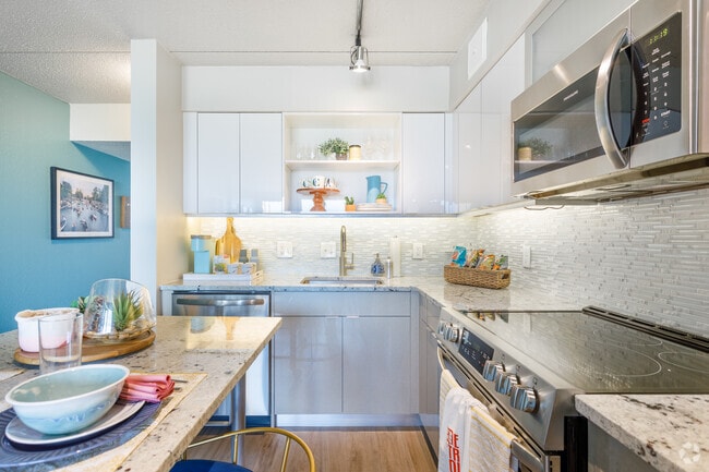 1 BR, 1 BA - A4, 550 SF - City Club Apartments Lafayette Park