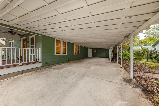 Building Photo - 702 Pecan St
