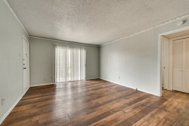 Building Photo - Pool side view 1 bedroom apartment in Dallas