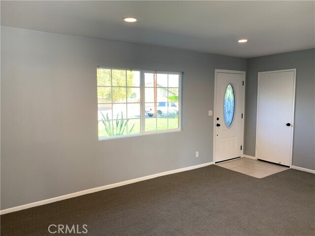 Building Photo - 8832 Dolphin Dr