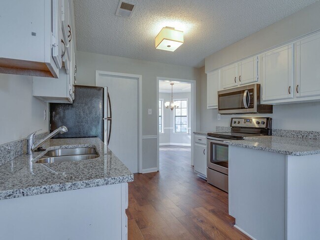 Building Photo - Renovated and Ready for Move In!