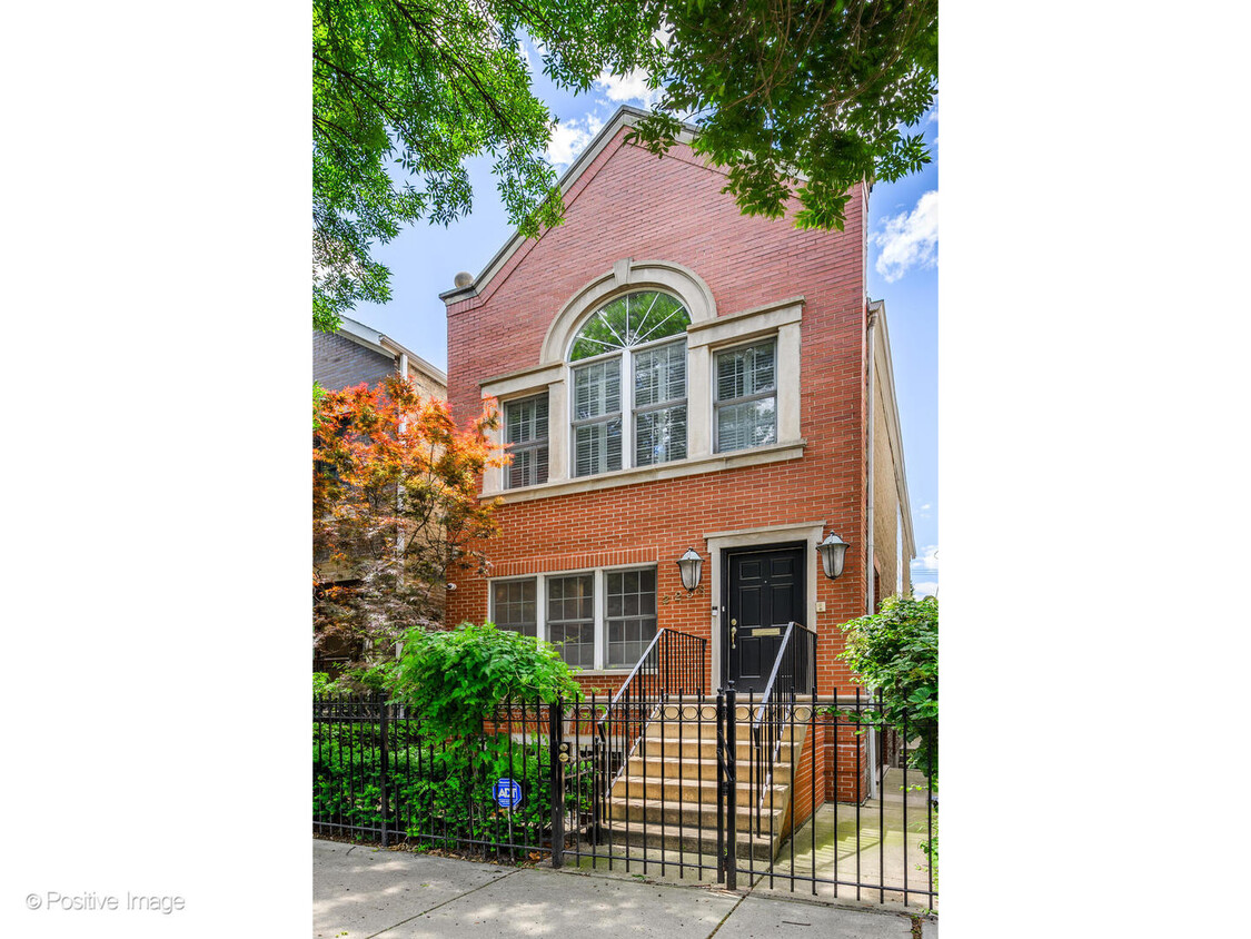 Primary Photo - 2238 N Southport Ave