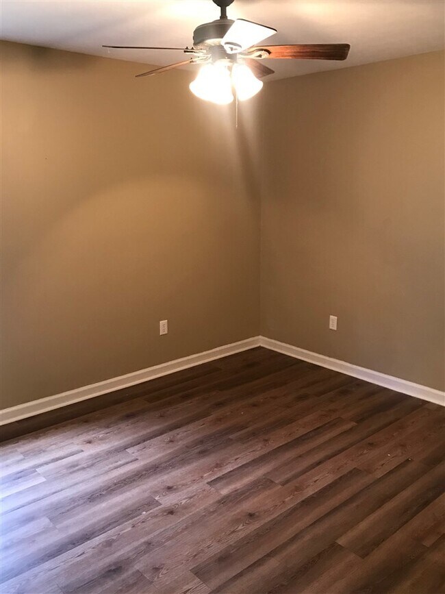 Building Photo - 127 Sunny Ln
