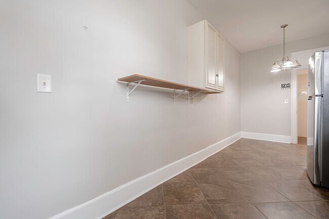 Building Photo - Charming 1 Bedroom Apartment - Section 8 A...