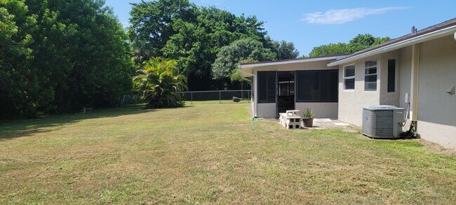 Foto del edificio - 1502 SE Hearne Ct