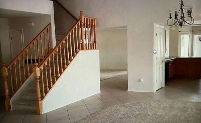 Foto del edificio - Spacious 4 bedroom with an office and pool