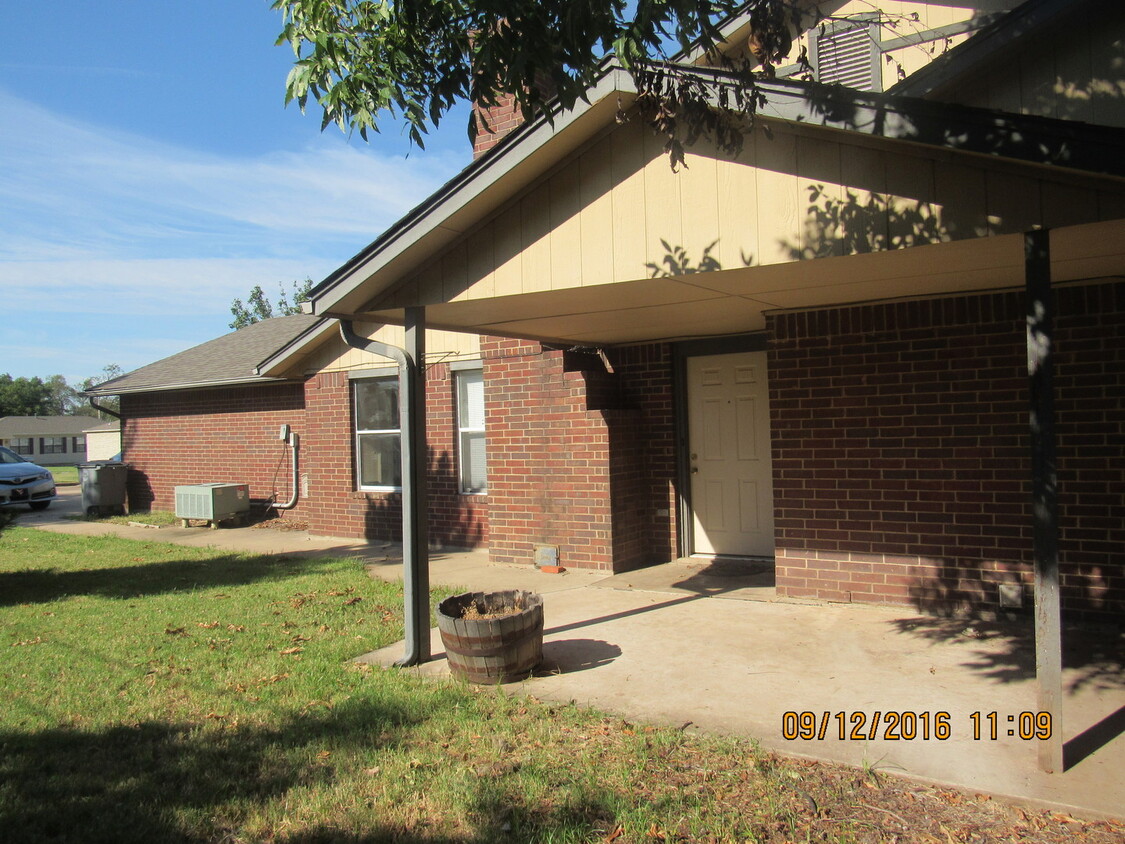 Primary Photo - 1211 NW Bell Ave