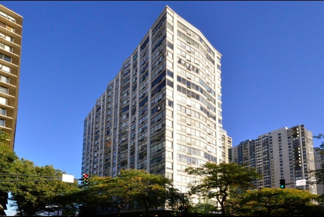 2bed/2bath corner Unit! - 5757 N Sheridan Rd