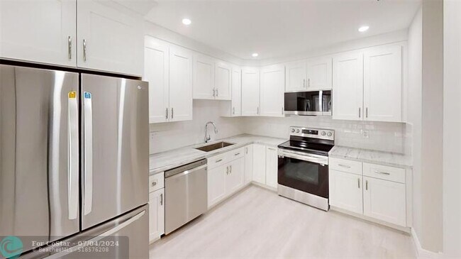 Foto del edificio - 6613 Via Regina