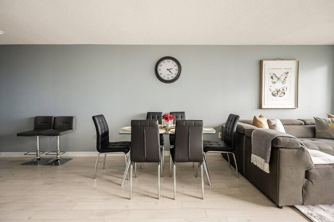 Building Photo - 491 Front St W