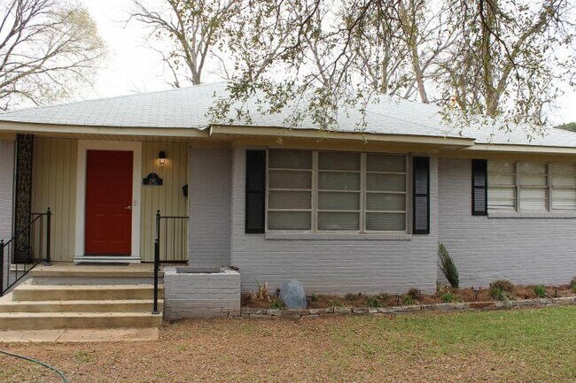 Building Photo - 240 Roma Drive