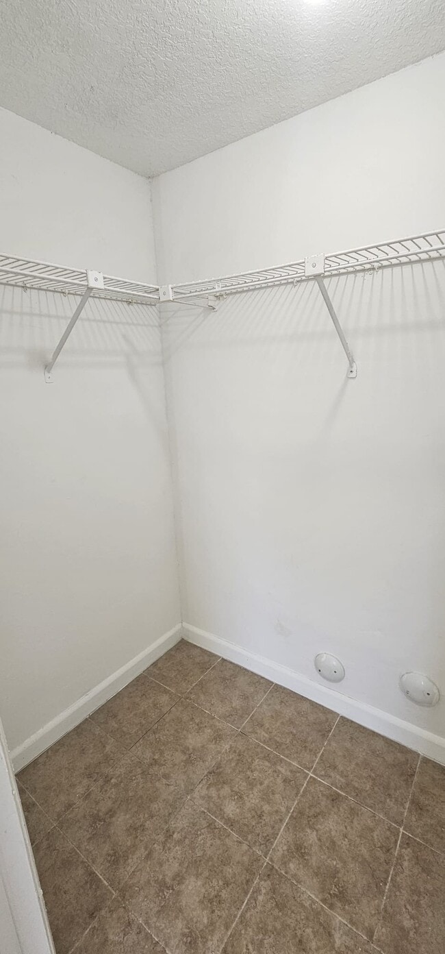 Foto del edificio - 6020 Shaker Wood Cir