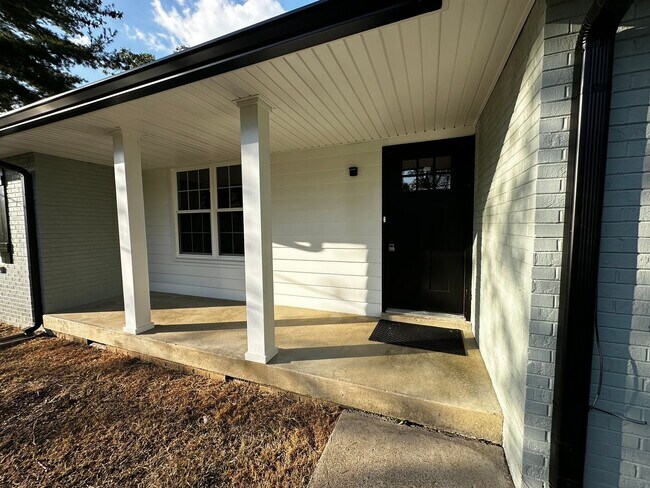 Building Photo - Fully Renovated in the Heart of Hendersonv...