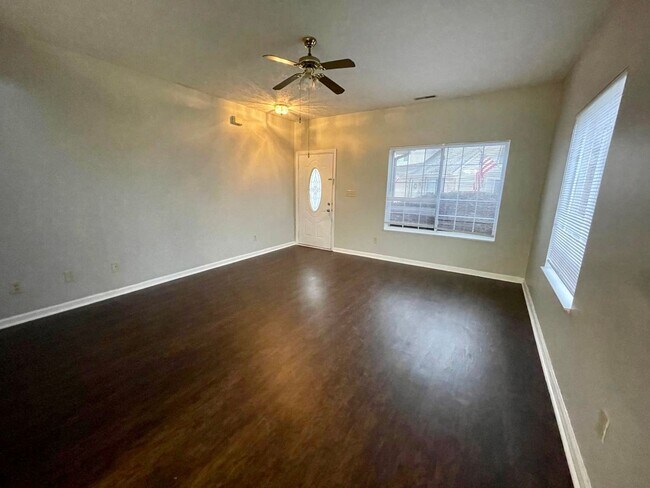Building Photo - A Fantastic 3 bedroom 2.5 Bath home in Gre...
