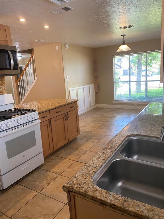 Building Photo - 2015 Lexington Woods Dr
