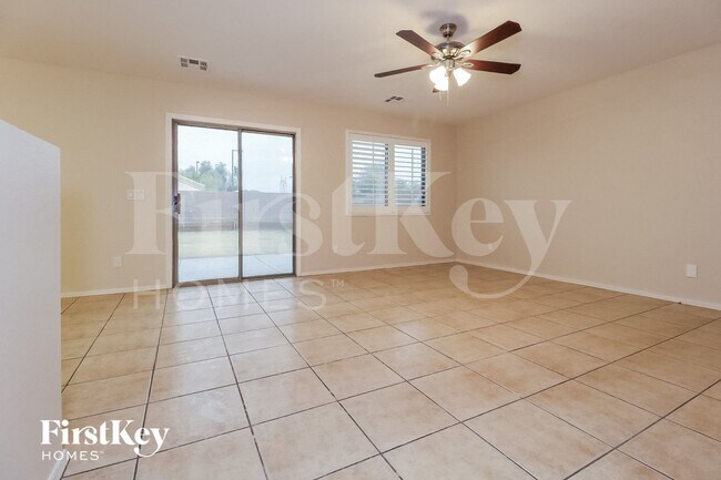 Foto del edificio - 23768 W Desert Bloom St