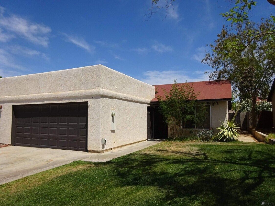 Foto principal - 1420 W 15th St