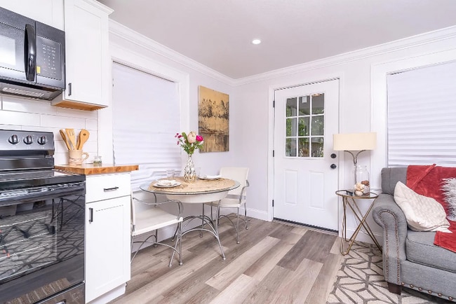 Building Photo - 2210 Chautauqua Ave