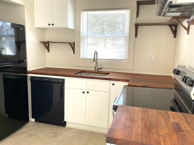 Building Photo - Updated 3 bed 2 bath duplex near downtown ...
