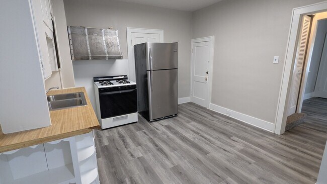 Foto del edificio - *Atlas Investment Group, LLC (590 Sherman Triplex)