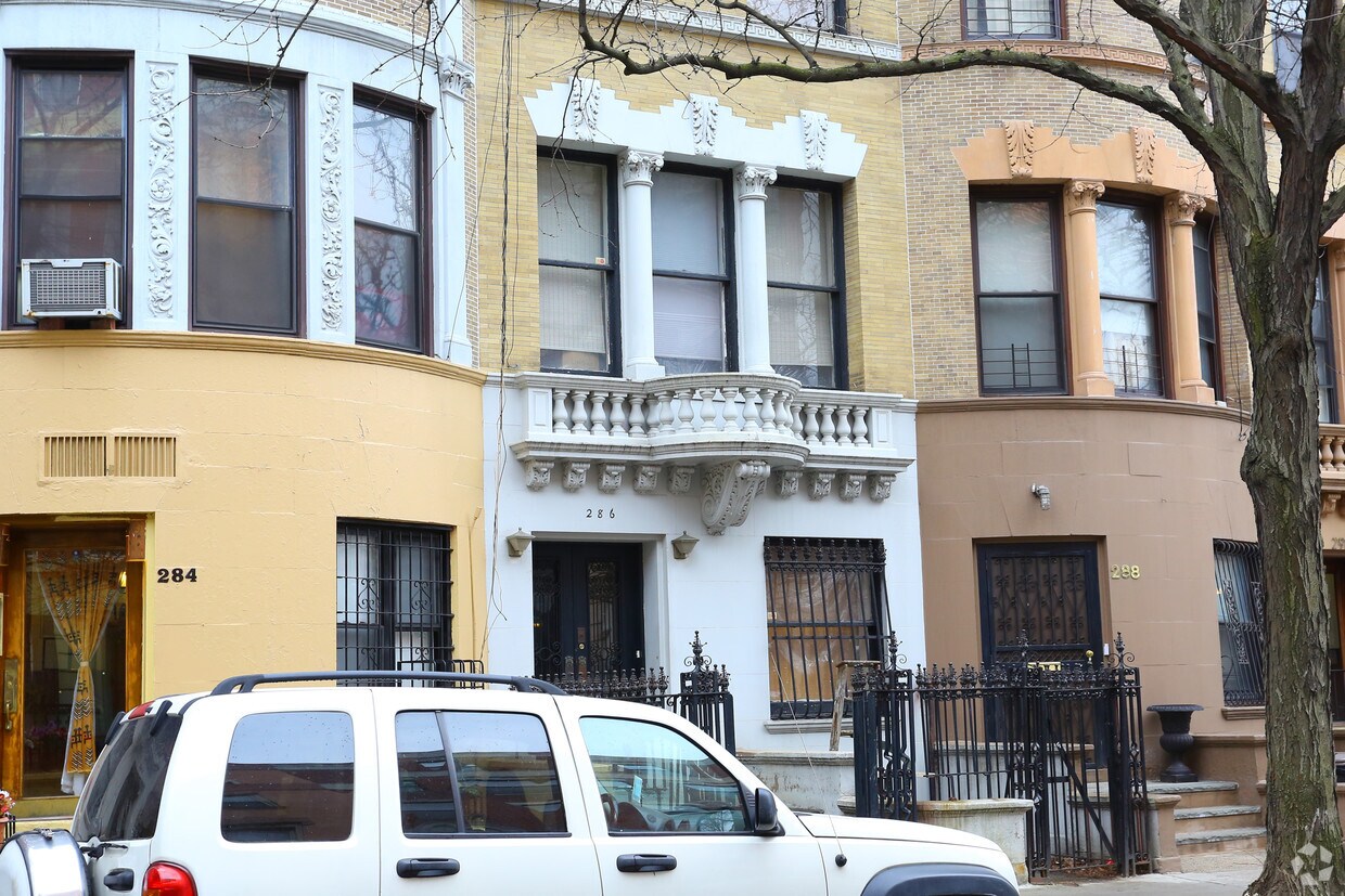 Building Photo - 286 W 137th St