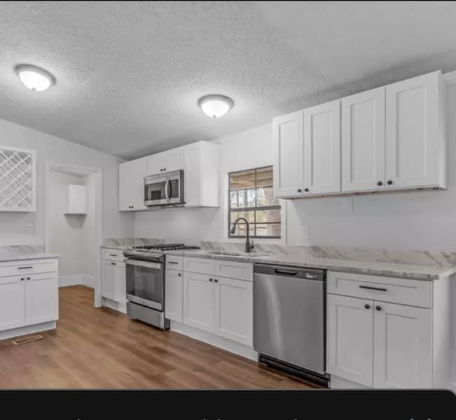 Building Photo - 302 Woodridge Dr