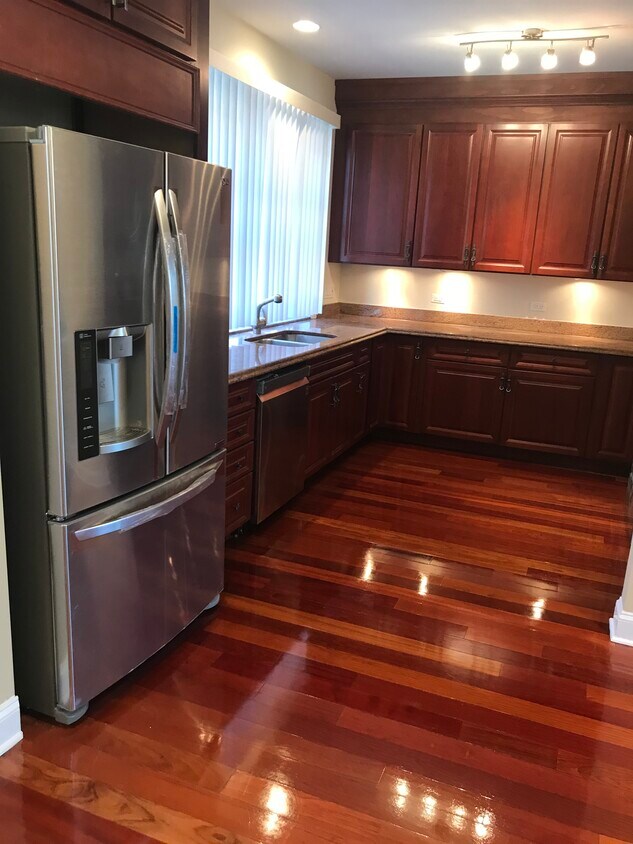 Foto principal - 4321 W Peterson Ave