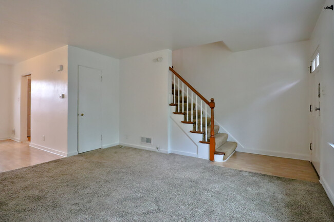 Foto del edificio - 831 N Raynor Ave