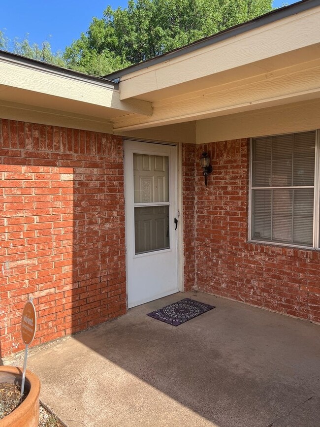 Foto del edificio - 2 Bedroom Duplex, 2 bath, carport
