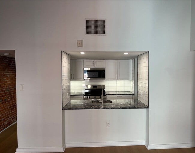 Building Photo - Welcome to Urban Elegance in the Heart of Historic Old City, Philadelphia