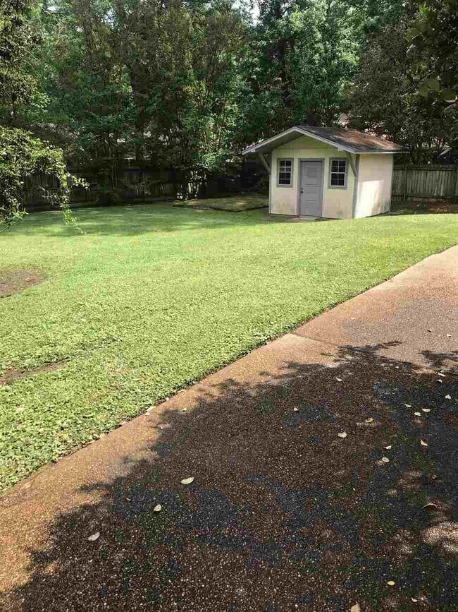 Building Photo - 613 Trailwood Dr