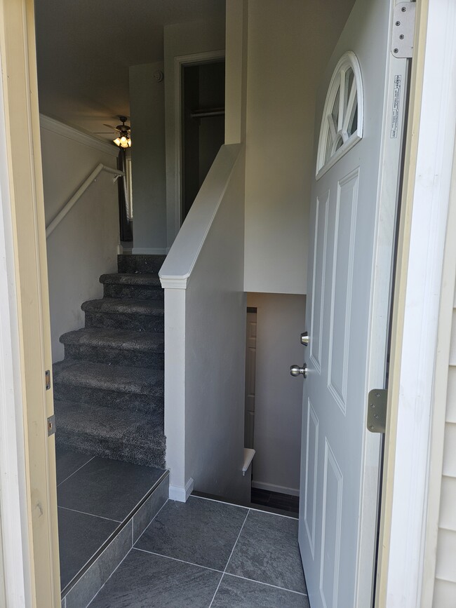 Entryway - 923 Norwood Rd