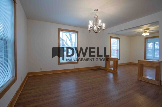 Building Photo - 2 Bedroom Home Close to Downtown