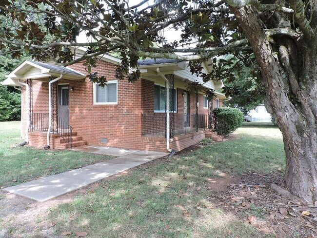 Building Photo - Mid-century Brick Home in Cedar Grove