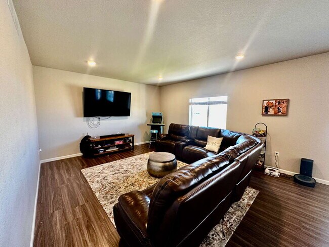 Building Photo - "Experience Spacious Living: 5-Bed, 3-Bath...