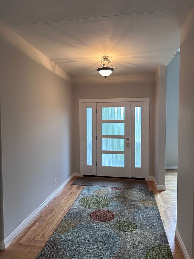 Building Photo - Charming Awbrey Butte Home Available NOW