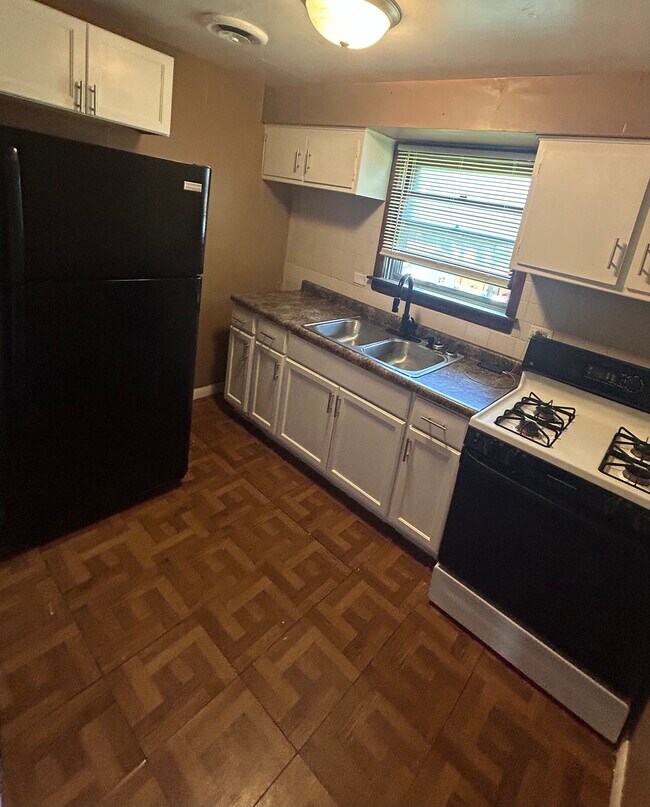 Beautifully renovated kitchen - 13844 S La Salle St