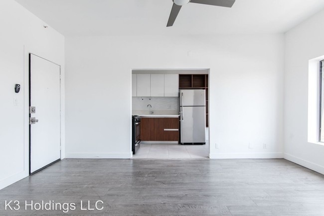 Building Photo - 932 Irolo St