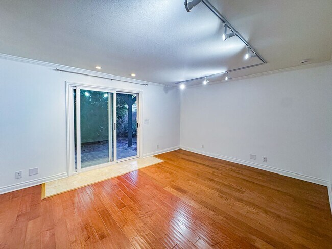 Foto del edificio - Beautiful 3 Beds 2 Baths Townhome in  Hermosa Beach