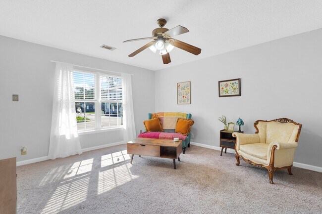 Living Room - 652 E Anderson St