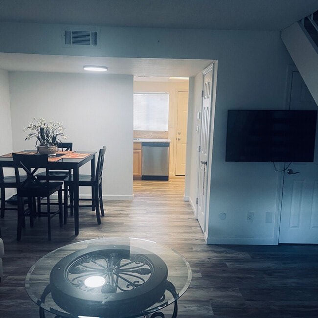 Building Photo - 1990 Benita Dr