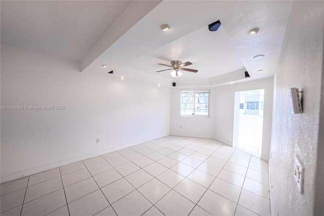 Building Photo - 1701 NE Miami Gardens Dr
