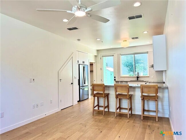 Foto del edificio - 1903 Dutton Dr