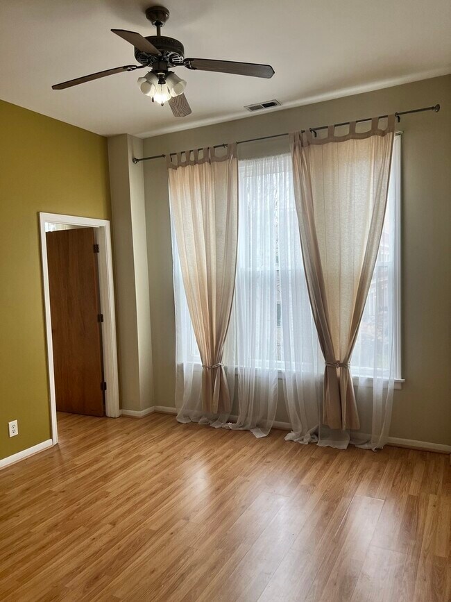 932 N Washtenaw Ave Unit 2, Chicago, IL 60622 Condo for Rent in