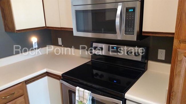 Building Photo - Spectacular Town Home Condo on North Shore