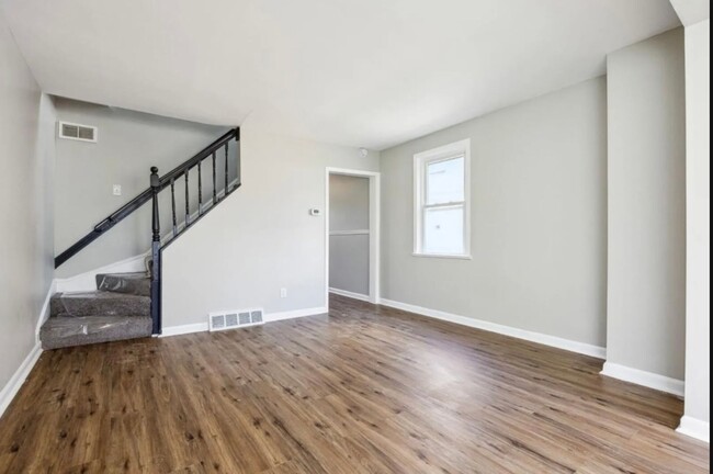 Foto del edificio - Fully Renovated Two-Bedroom Townhome In Du...