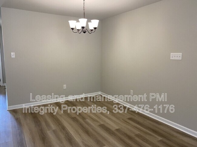 Foto del edificio - 300 Armstrong Dr