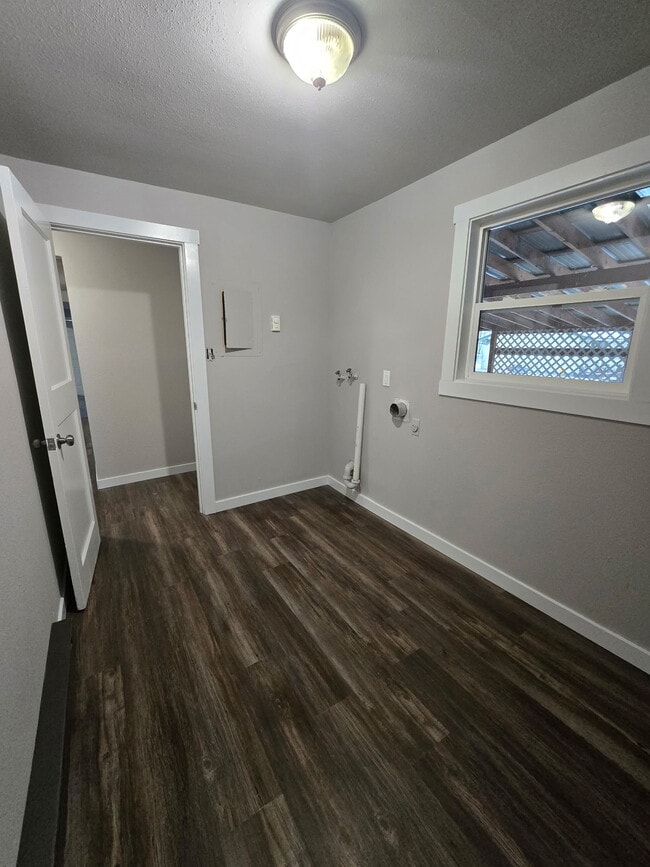 Building Photo - 1008 E Fellows St